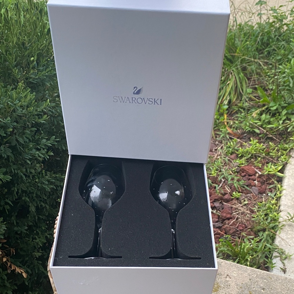 ✨💫Swarovski Encrusted Crystal Stemmed Wine Glasses - Set of 2. Wine Glasses ✨💫